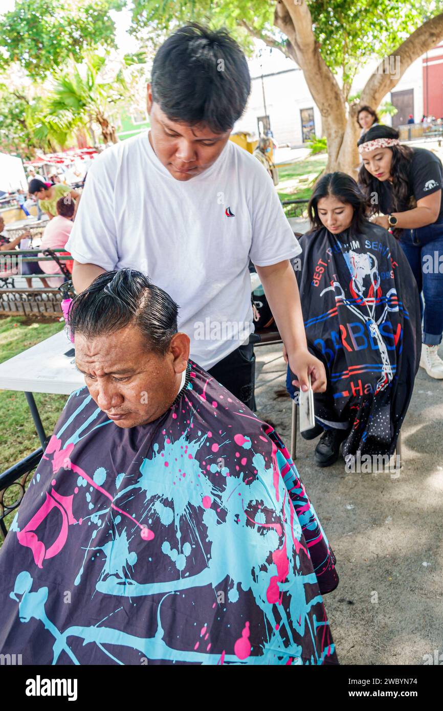 Merida Mexico,centro historico central historic district,Parque de San Juan,salon beauty school hair stylist student offering free haircuts styling,te Stock Photo