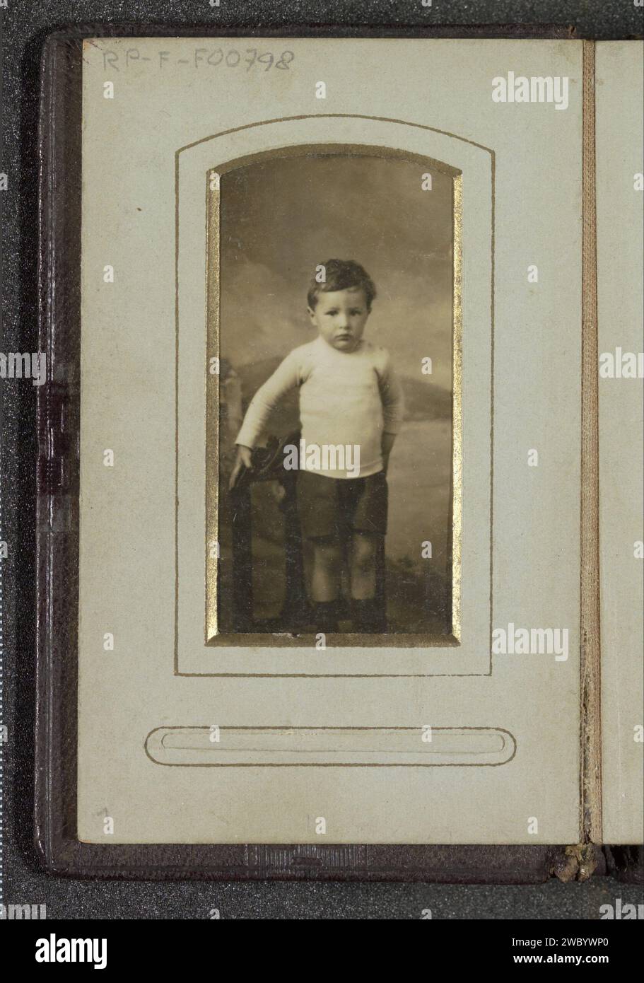 Portrait of a little boy in shorts, c. 1890 - c. 1910 photograph Part of album with 12 automatic photos of an English family. England cardboard. paper. photographic support  child. trousers, breeches England Stock Photo