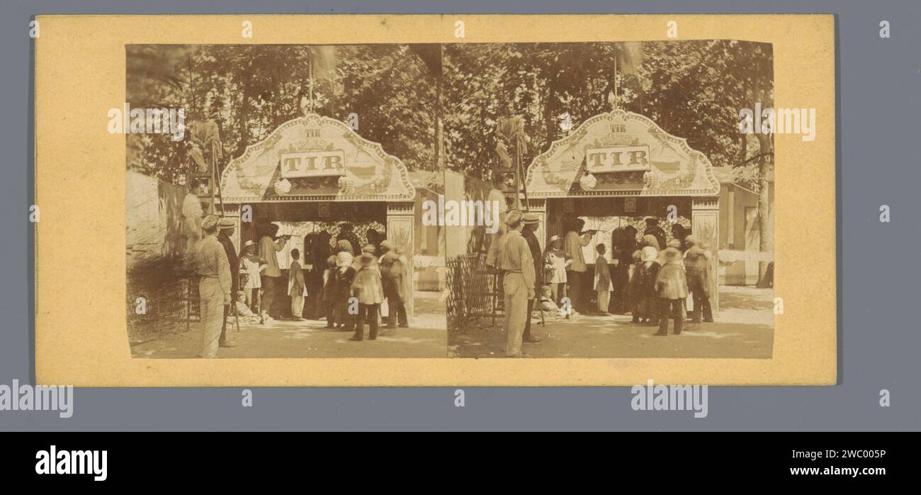 View of a shooting stall in a park in Paris, Anonymous, c. 1850 - c. 1880 stereograph  Paris photographic support. cardboard albumen print shooting gallery, miniature rifle range ( pleasure fair) Paris Stock Photo