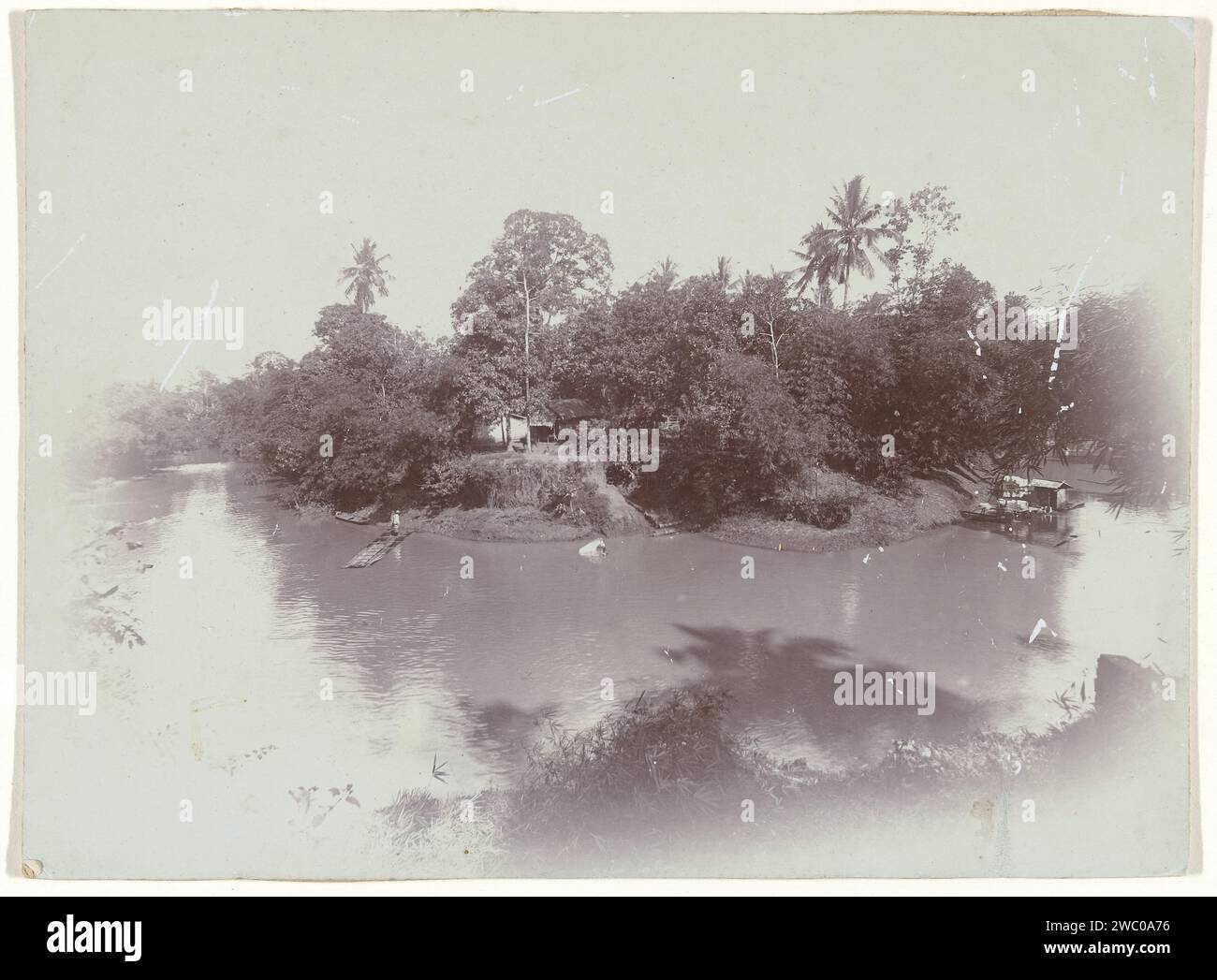 River view in the Dutch East Indies, Anonymous, 1880 - 1910 photograph  Indonesia baryta paper. cardboard  river Indonesia Stock Photo