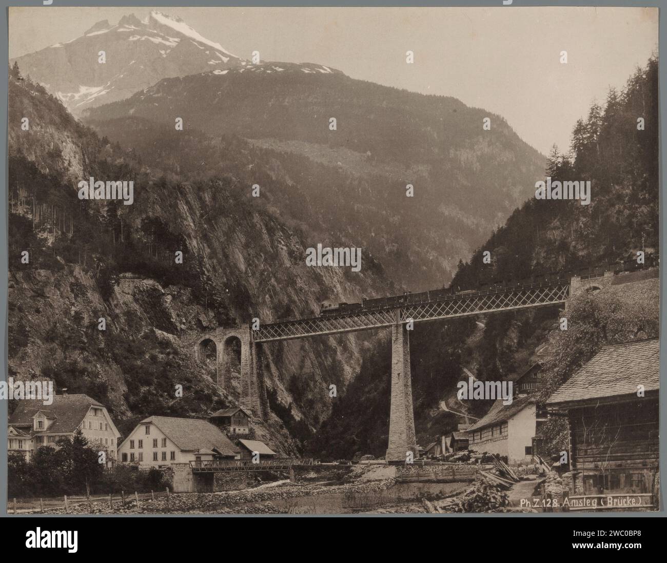 Chärstelenbachbrücke near Amsteg in Silenen, Switzerland, Anonymous, 1870 - 1930 photomechanical print  Amus paper collotype landscape with bridge, viaduct or aqueduct Chärstelenbach Bridge. Amsteg Stock Photo
