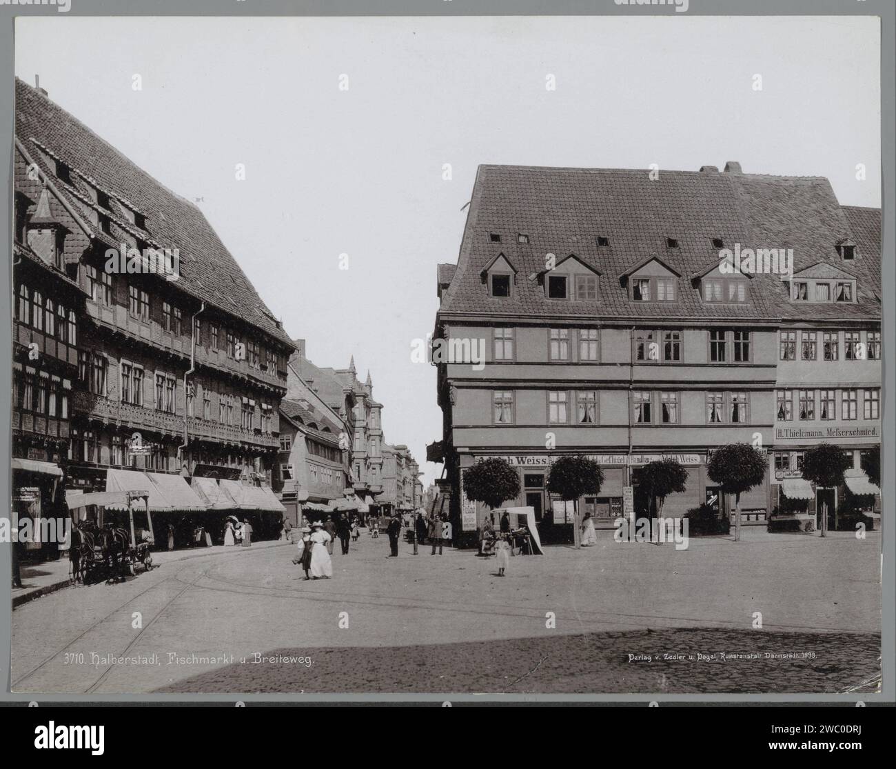 Straat gift in Halberstadt, Anonymous, Zedler and Vogel, 1898 photomechanical print  Halberstadtpublisher: Darmstadt paper collotype square, place, circus, etc.. street Halberstadt Stock Photo