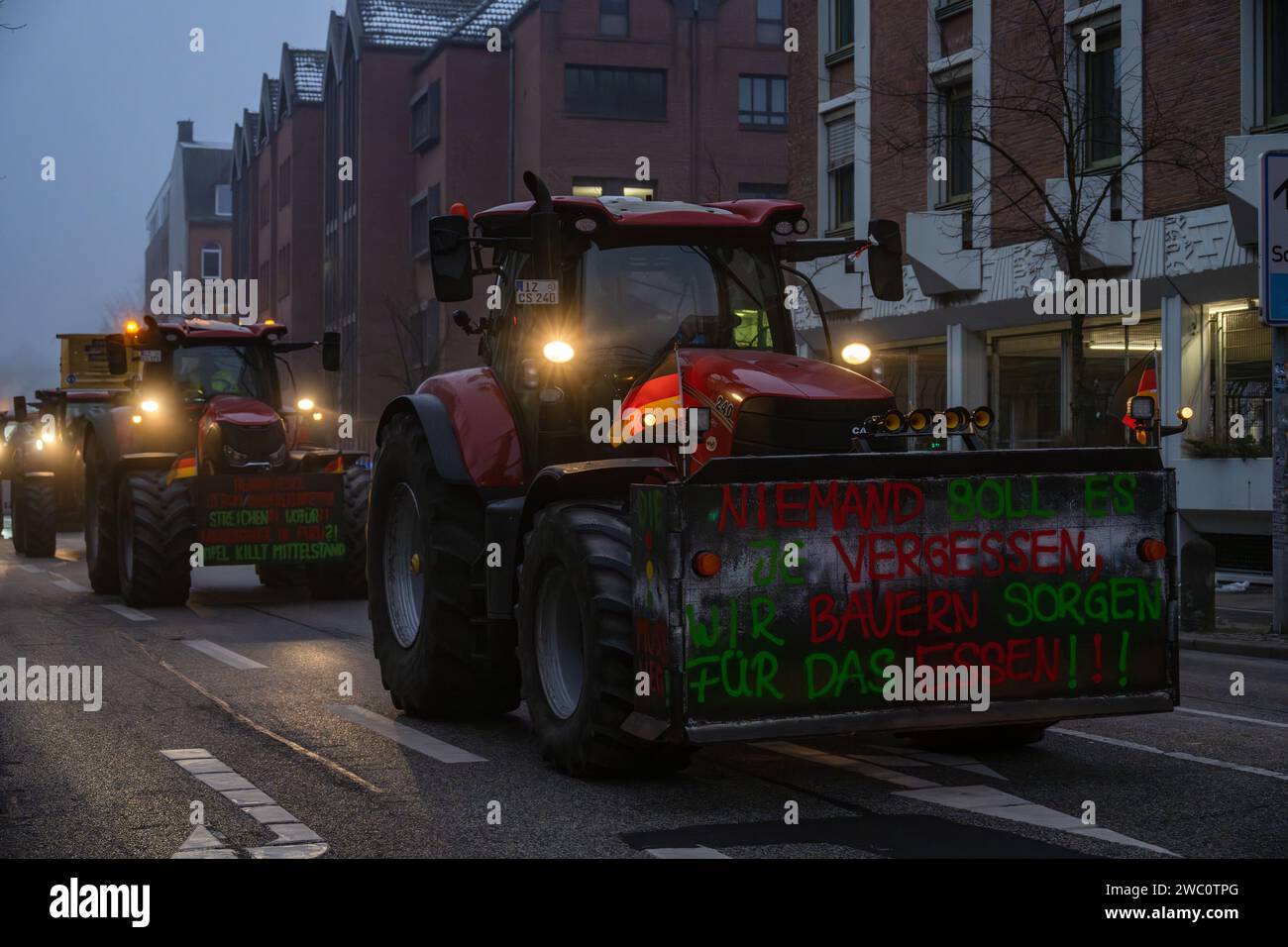 Kiel, 12.01.2023 Protestaktion der Bauern gegen die Streichung von Subventionen der Ampelregierung im Agrarbereich  mit einer Traktoren-Sternfahrt mit Stock Photo