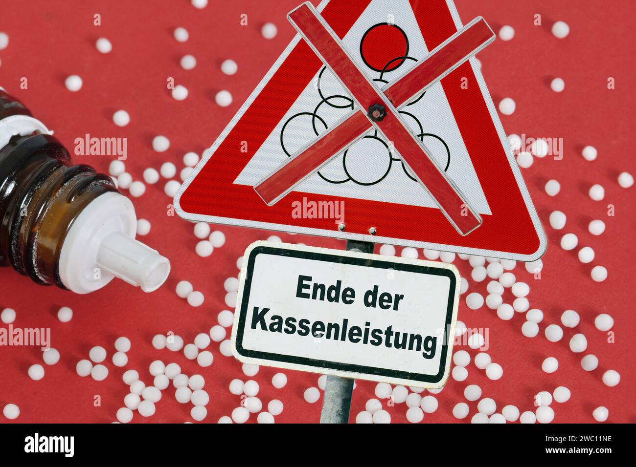 Ende der Kassenleistung bei Homöopathie, Symbolfoto Verkehrsschild mit Globuli, 2024 Deutschland, Januar 2024, Ende der Kassenleistung für Homöopathie, keine Globuli mehr auf Rezept, Symbolfoto, Lauterbach will Kassenleistung der gesetzlichen Kassen für homöopathische Arzneimittel streichen, Naturheilkunde, Alternativmedizin, Arznei, Medizin, Kügelchen, Gesundheit, *** End of statutory health insurance cover for homeopathy, symbolic photo traffic sign with globules, 2024 Germany, January 2024, end of statutory health insurance cover for homeopathy, no more globules on prescription, symbolic ph Stock Photo