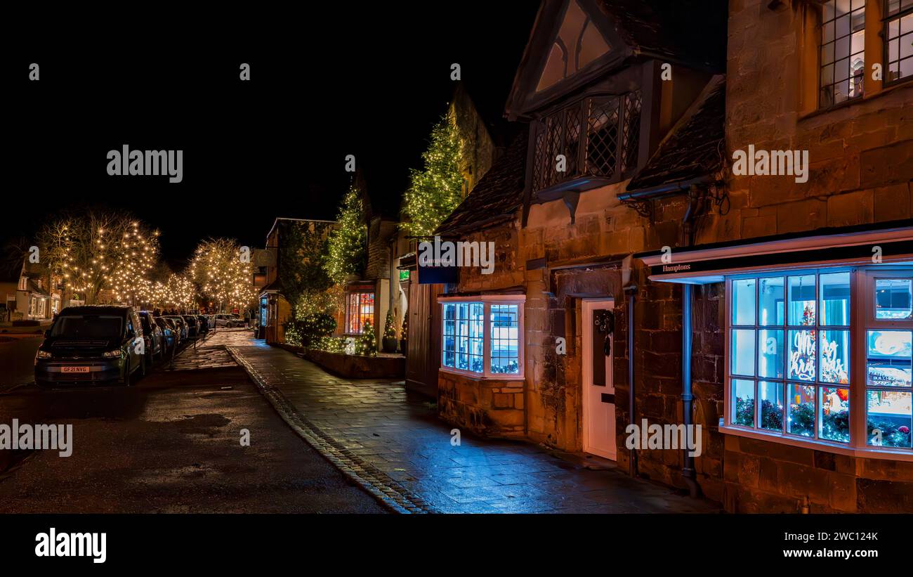 High street window broadway hi-res stock photography and images - Alamy