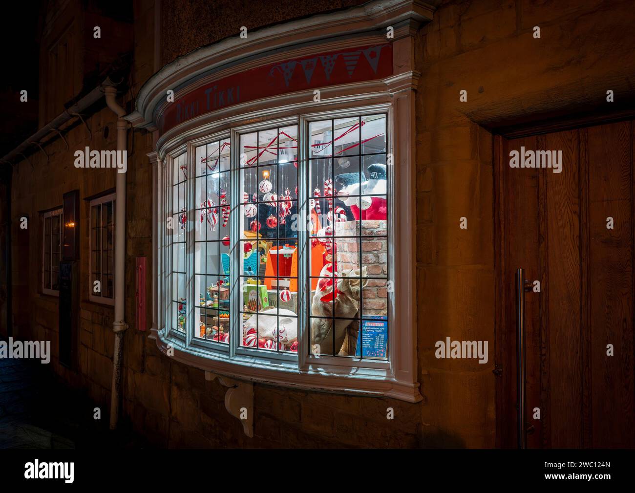 High street window broadway hi-res stock photography and images - Alamy
