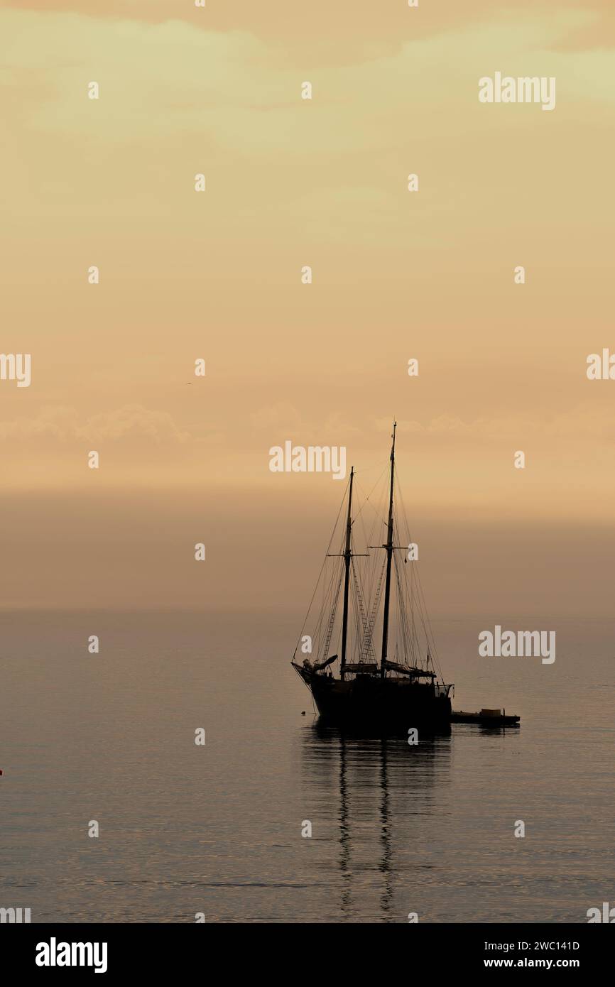 bateau à voile sur une mer calme Stock Photo