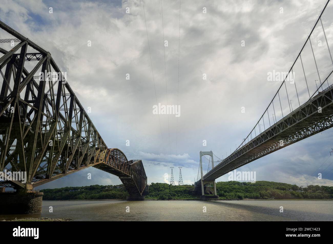 pont et ligne haute tension Stock Photo