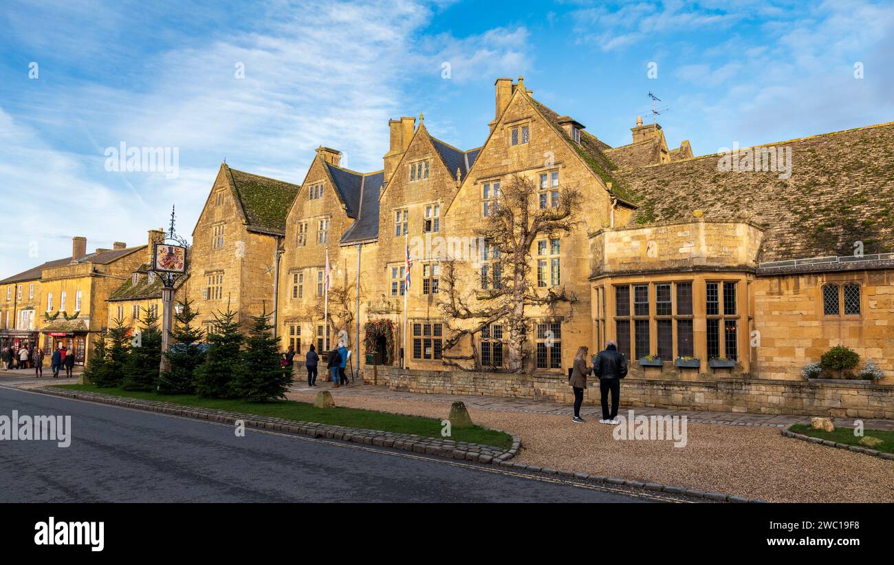 High street window broadway hi-res stock photography and images - Alamy