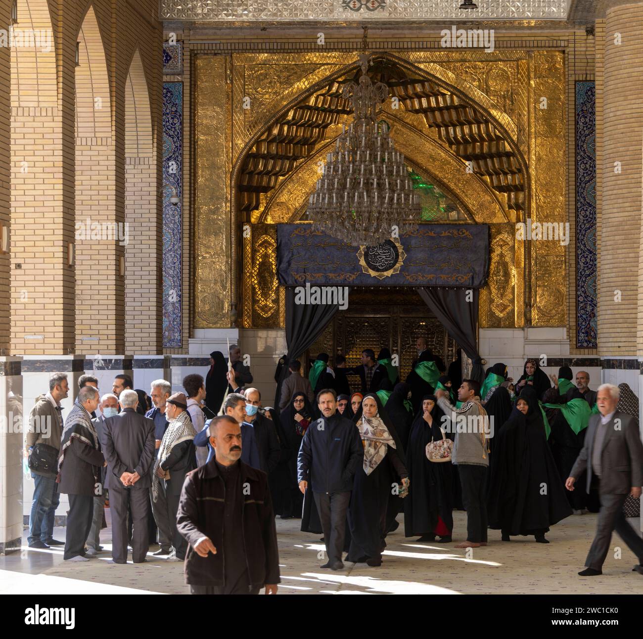 pilgrims at the entrance to the  tomb of Mukhtar al-Saqafi, Great Mosque of Kufa, Iraq Stock Photo