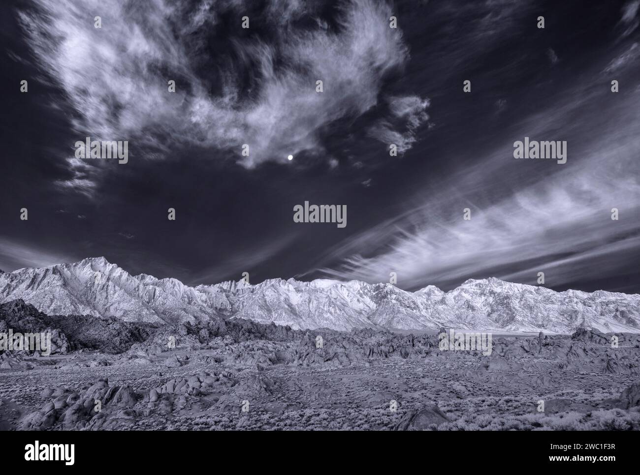 アルナ大　イメージ画像 Alabama hills california black and white hi-res stock