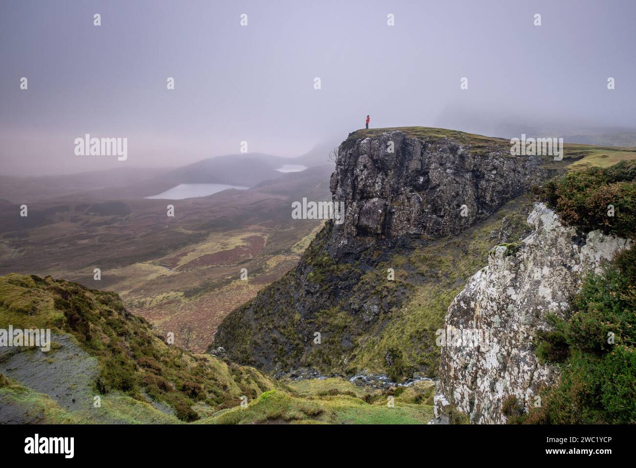 senderista, valle de Quiraing, Skye, Highlands, Escocia, Reino Unido Stock Photo