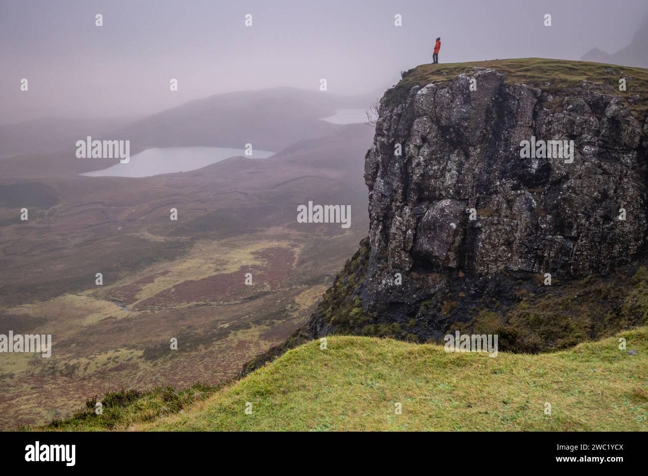 senderista, valle de Quiraing, Skye, Highlands, Escocia, Reino Unido Stock Photo