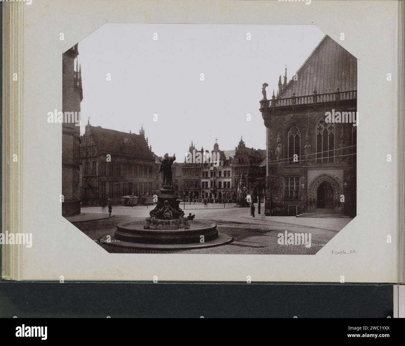 Tension op de Bremer Marktplatz, Anonymous, Zedler and Vogel, 1895 photomechanical print This print is part of an album. Darmstadt paper collotype square, place, circus, etc. Bremen Stock Photo