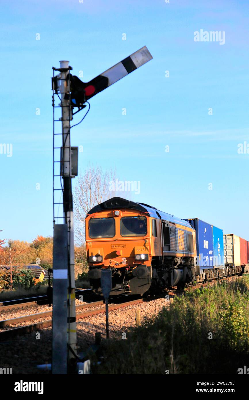 GBRF 66781 train passing a semaphore signal, at Whittlesey town, Fenland, Cambridgeshire, England Stock Photo