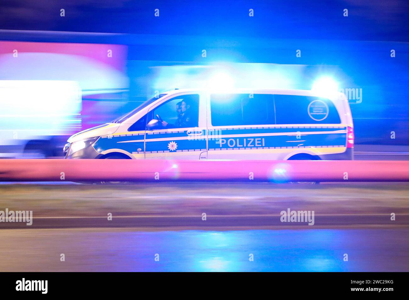 13.01.2023, Polizei, Ein Einsatzfahrzeug der Polizei fährt mit Blaulicht durch eine Straße zu einem Einsatz Berlin Deutschland *** 13 01 2023, Police, A police emergency vehicle drives with blue lights through a street to an operation Berlin Germany Stock Photo