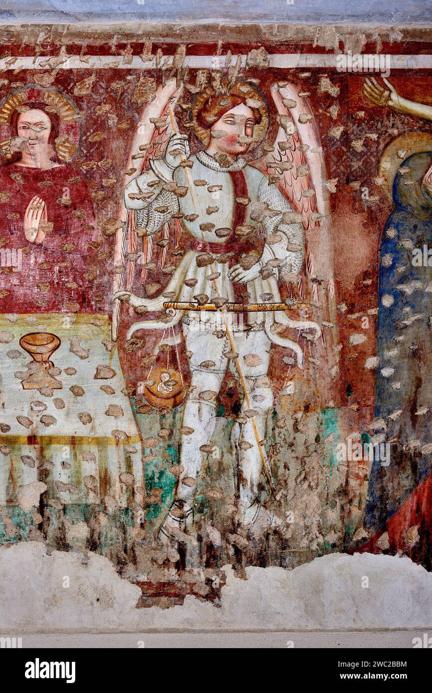 S.Michele Arcangelo pesa le anime - affresco - pittore emiliano della prima metà del XV secolo - Cabriolo di Fidenza (Pr) chiesa di S.Tommaso Becket Stock Photo