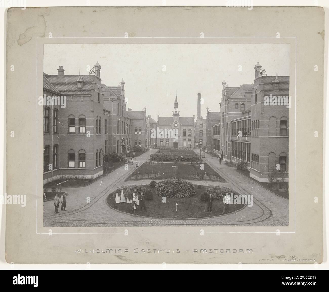 Courtyard of the Wilhelmina Gasthuis in Amsterdam Oud West, Anonymous (Attributed to), 1880 - 1920 photograph  Netherlandspublisher: Amsterdam paper. cardboard  hospital. courtyard Wilhelminagasthuis Stock Photo