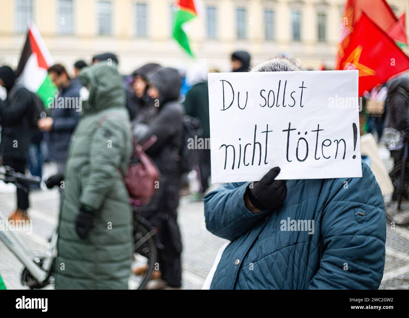 Munich, Germany. 13th Jan, 2024. On January 13, 2024 hundreds gathered in Munich, Germany to protest for an immediate ceasefire in the Middle East and to show their solidarity with Palestinians. They mourned the victims in Palestine, called for peace for Gaza and demanded a stop to the war. (Photo by Alexander Pohl/Sipa USA) Credit: Sipa USA/Alamy Live News Stock Photo