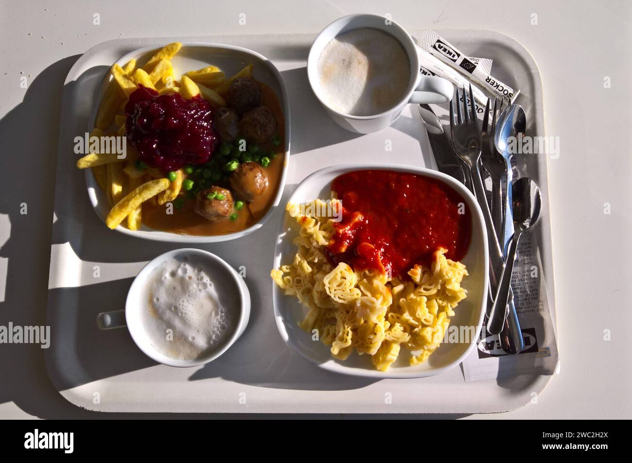 Ikea Restaurant. Eine Portion Köttbullar mit Pommes, eine Portion ...