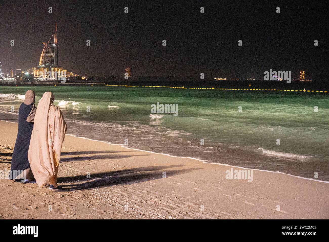 Arab women on beach hi-res stock photography and images - Alamy