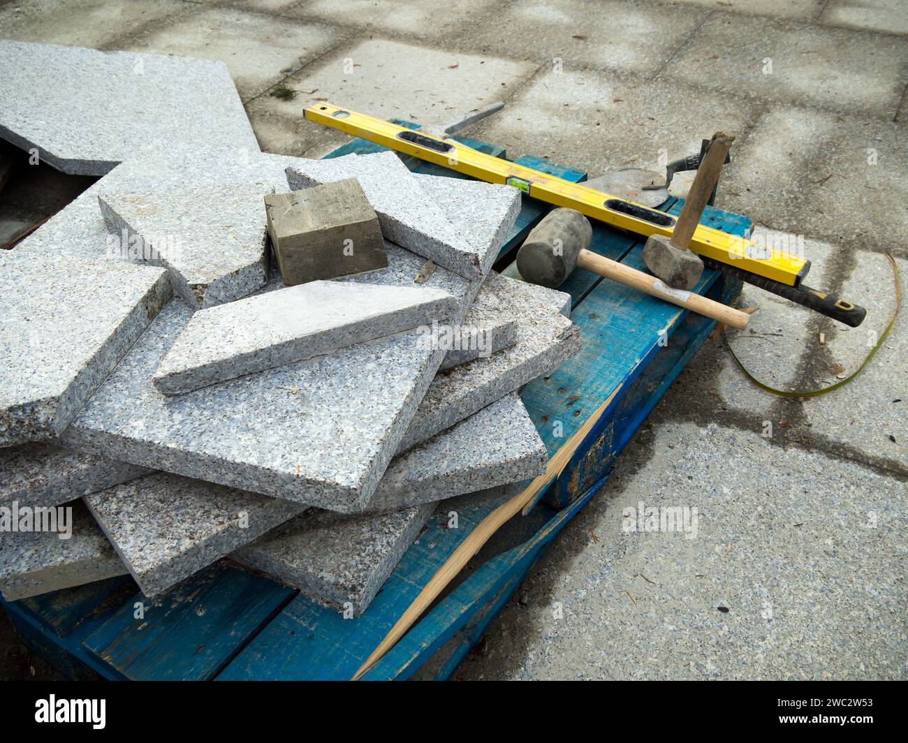 Sochi, Russia - February 2023, 23: Pallet with scraps of large-format paving slabs and a working tool Stock Photo