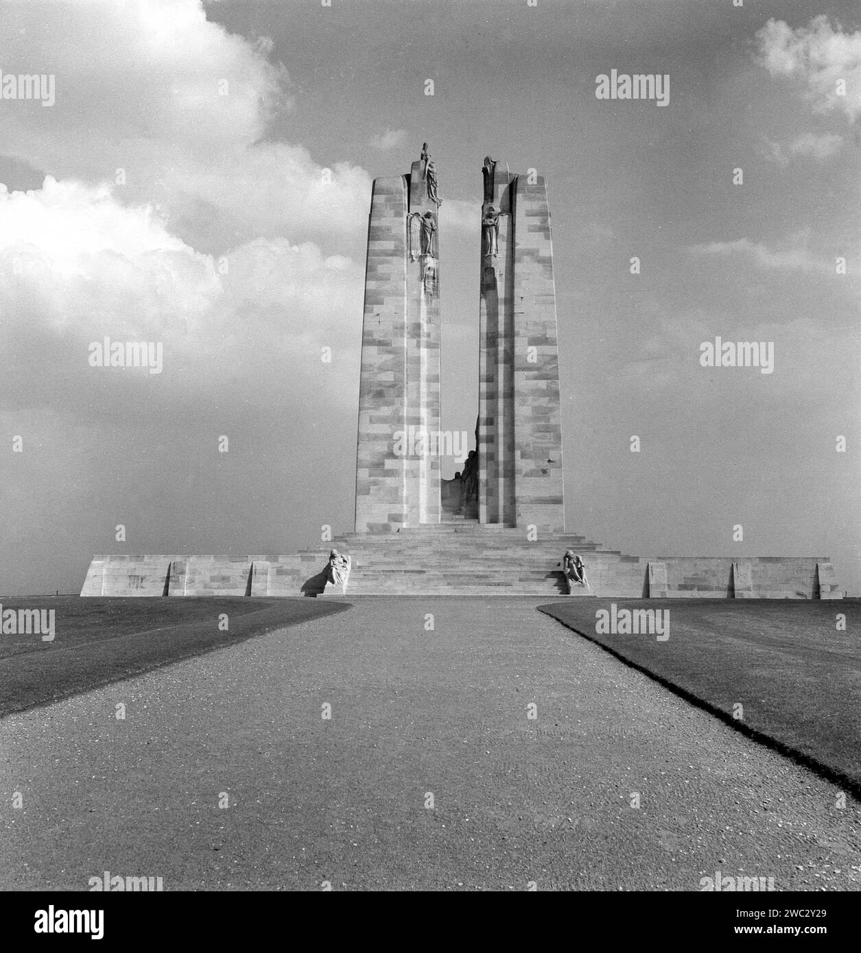 1950s, historical, the Canadian National Vimy Memorial at Vimy Ridge in France. The WW1 Commonwwalth War Graves Commission ( GWGC) memorial commemorates by name more than 11,000 servicemen from Canada who died in France. Built from white limestone, the strikes memorial stands a top of Vimy Ridge, a key lcoation in the Battle of Arras. Stock Photo