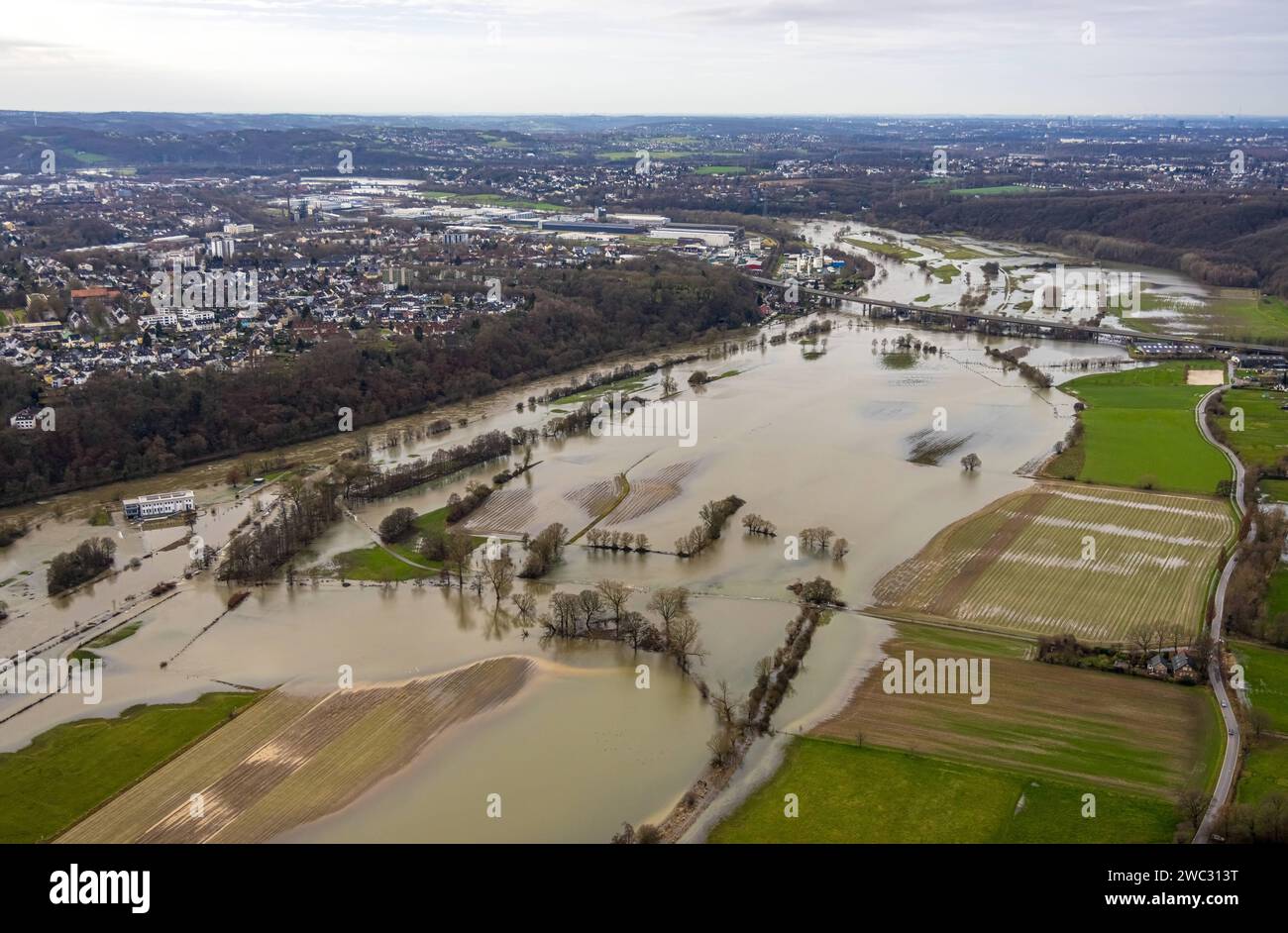 Luftbild, Ruhrhochwasser, Weihnachtshochwasser 2023, Fluss Ruhr tritt nach starken Regenfällen über die Ufer, Überschwemmungsgebiet an der Blankensteiner Schleuse mit Leinpfad und bis Kosterbrücke, Bäume im Wasser, Stiepel, Bochum, Ruhrgebiet, Nordrhein-Westfalen, Deutschland ACHTUNGxMINDESTHONORARx60xEURO *** Aerial view, Ruhr flood, Christmas flood 2023, Ruhr river overflows its banks after heavy rainfall, flooded area at Blankensteiner lock with towpath and up to Koster bridge, trees in the water, Stiepel, Bochum, Ruhr area, North Rhine-Westphalia, Germany ATTENTIONxMINDESTHONORARx60xEURO Stock Photo