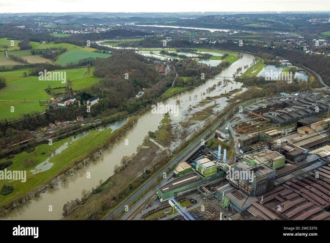 Luftbild, Ruhrhochwasser, Weihnachtshochwasser 2023, Fluss Ruhr tritt nach starken Regenfällen über die Ufer, Überschwemmungsgebiet zwischen Ruhrbrücke Bommern und Nachtigallbrücke und Wasserwerke Westfalen, Straße Ruhrdeich mit Deutsche Edelstahlwerke, Witten, Ruhrgebiet, Nordrhein-Westfalen, Deutschland ACHTUNGxMINDESTHONORARx60xEURO *** Aerial view, Ruhr flood, Christmas flood 2023, Ruhr river overflows its banks after heavy rainfall, flooded area between Ruhr bridge Bommern and Nachtigall bridge and waterworks Westfalen, Ruhr dyke road with Deutsche Edelstahlwerke, Witten, Ruhr area, North Stock Photo