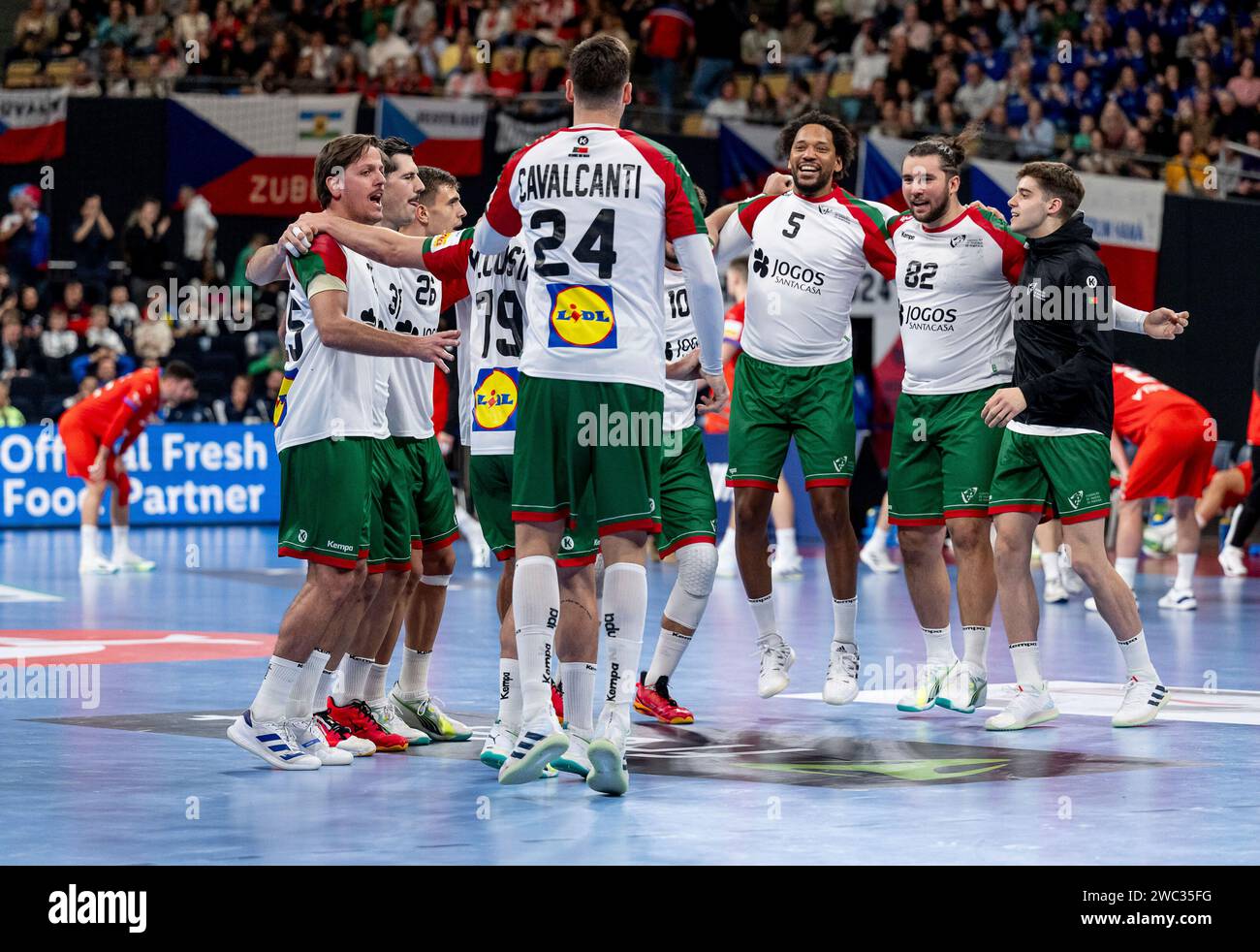 Muenchen Deutschland 13th Jan 2024 Die Portugiesen Feiern   Muenchen Deutschland 13th Jan 2024 Die Portugiesen Feiern Ausgelassen Ihren Sieg Ger Tschechien Vs Portugal Handball Maenner Ehf Euro 2024 Gruppe F 2 Spieltag 13012024 Foto Eibner Pressefotoheike Feiner Credit Dpaalamy Live News 2WC35FG 