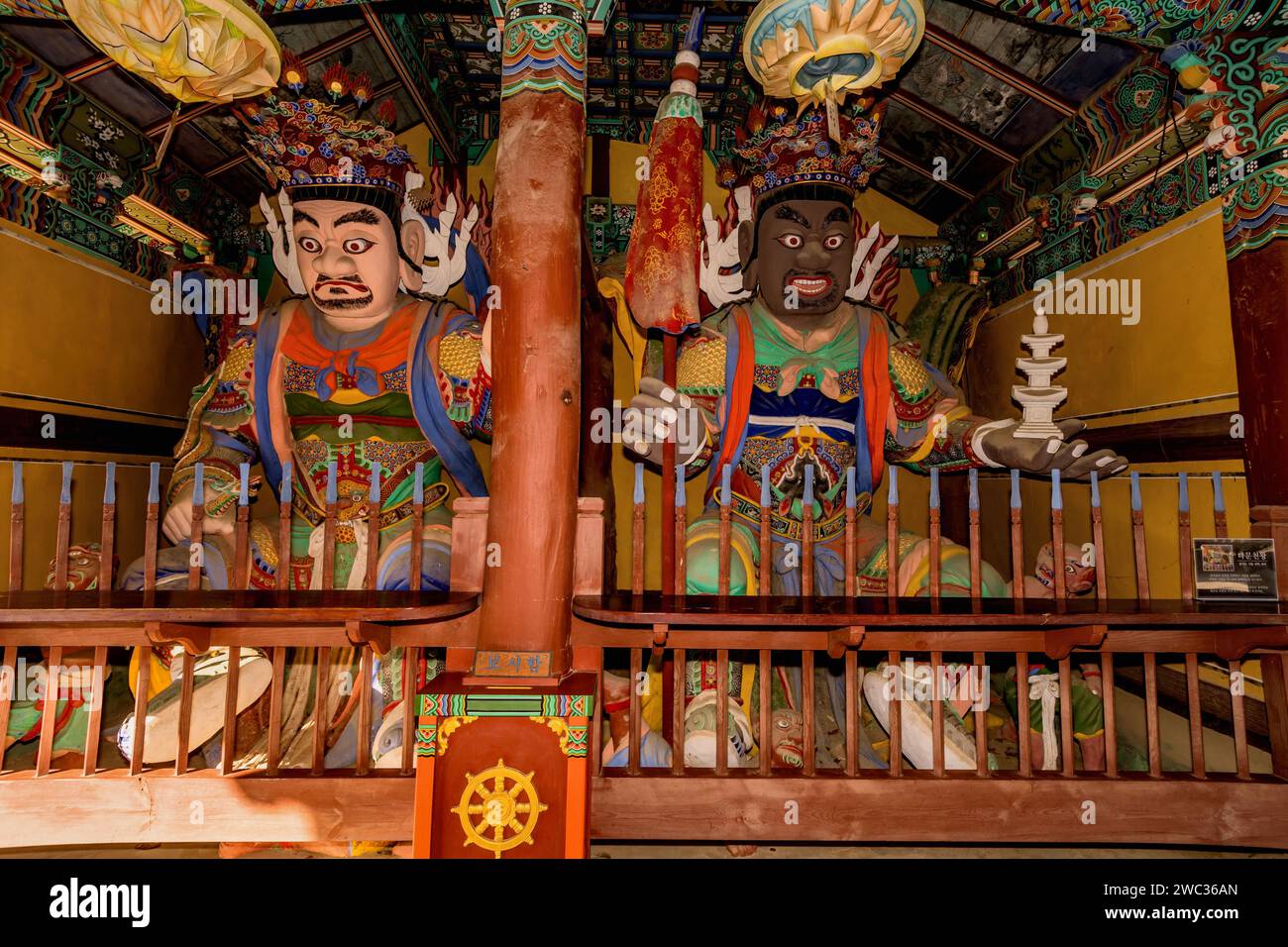 Two statues buddhist deities hi-res stock photography and images - Alamy