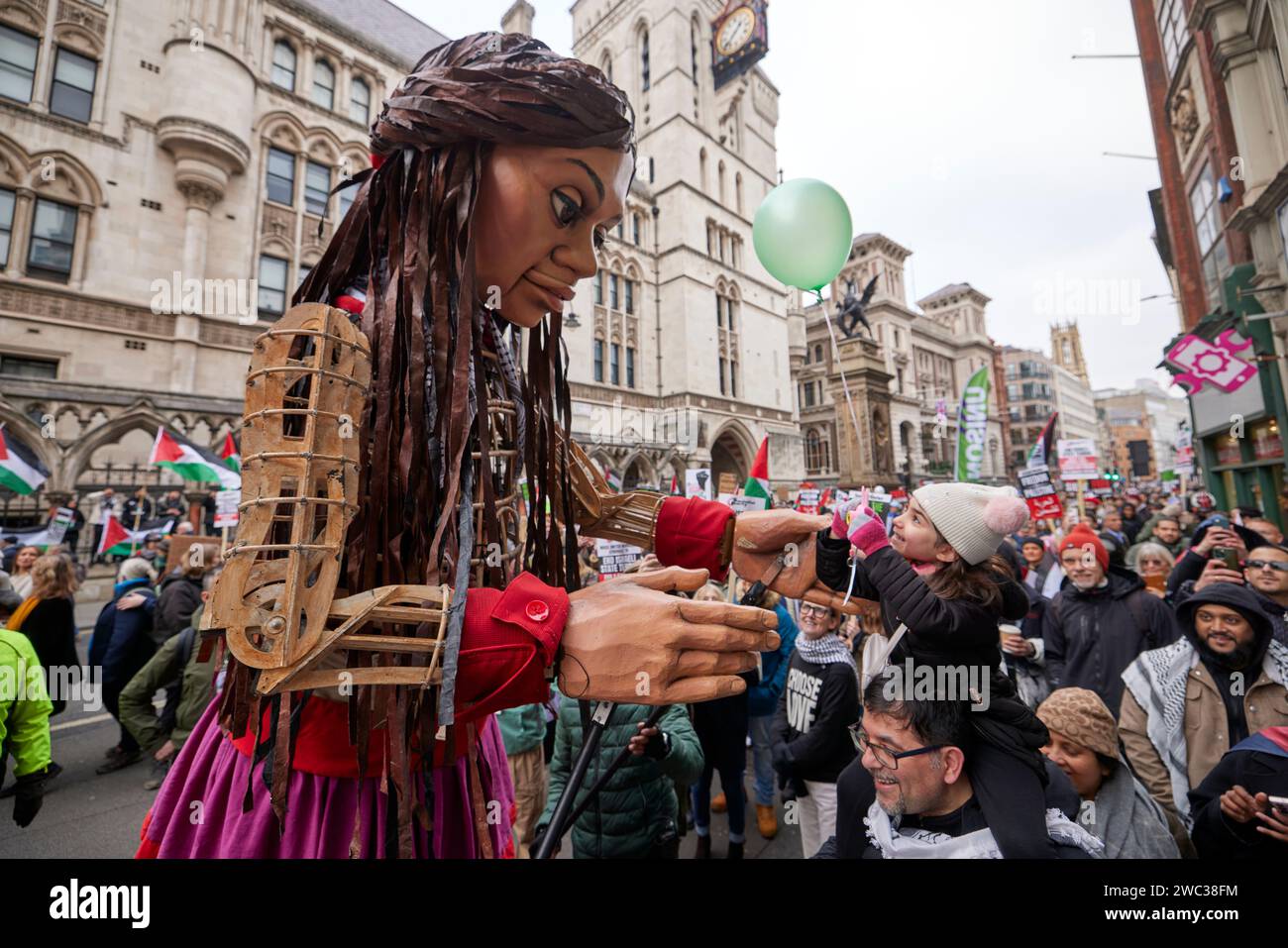 Protest Puppet London, England, 13th Jan 2024. Little Amal, a 12ft puppet of a Syrian ...