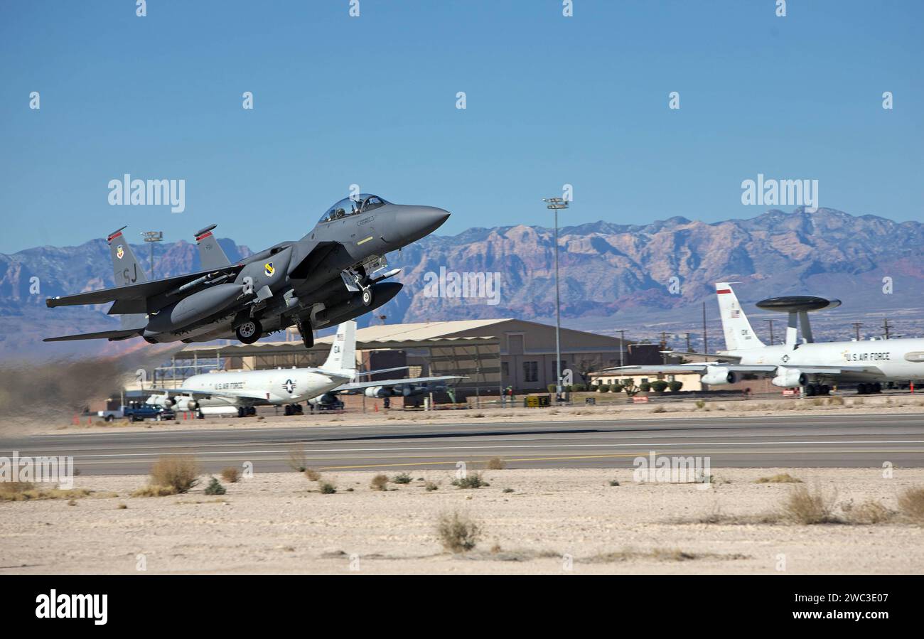 Ein US-amerikanisches Kampfflugzeug der U.S. Air Force USAF vom Typ McDonnell Douglas F-15E Strike Eagle startet von der Nellis Air Force Base in Nevada, USA. Ein US-amerikanisches Kampfflugzeug der U.S. Air Force USAF vom Typ McDonnell Douglas F-15E Strike Eagle startet von der Nellis Air Force Base in Nevada, USA. *** A U S Air Force USAF McDonnell Douglas F 15E Strike Eagle fighter aircraft takes off from Nellis Air Force Base in Nevada, USA A U S Air Force USAF McDonnell Douglas F 15E Strike Eagle fighter aircraft takes off from Nellis Air Force Base in Nevada, USA Stock Photo