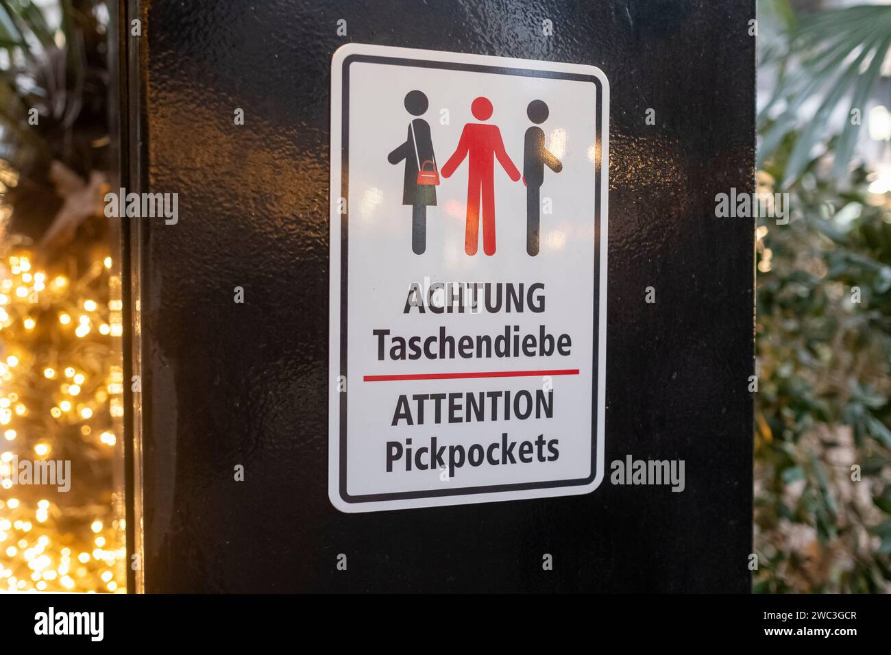 Pickpocket warning sign hi-res stock photography and images - Alamy