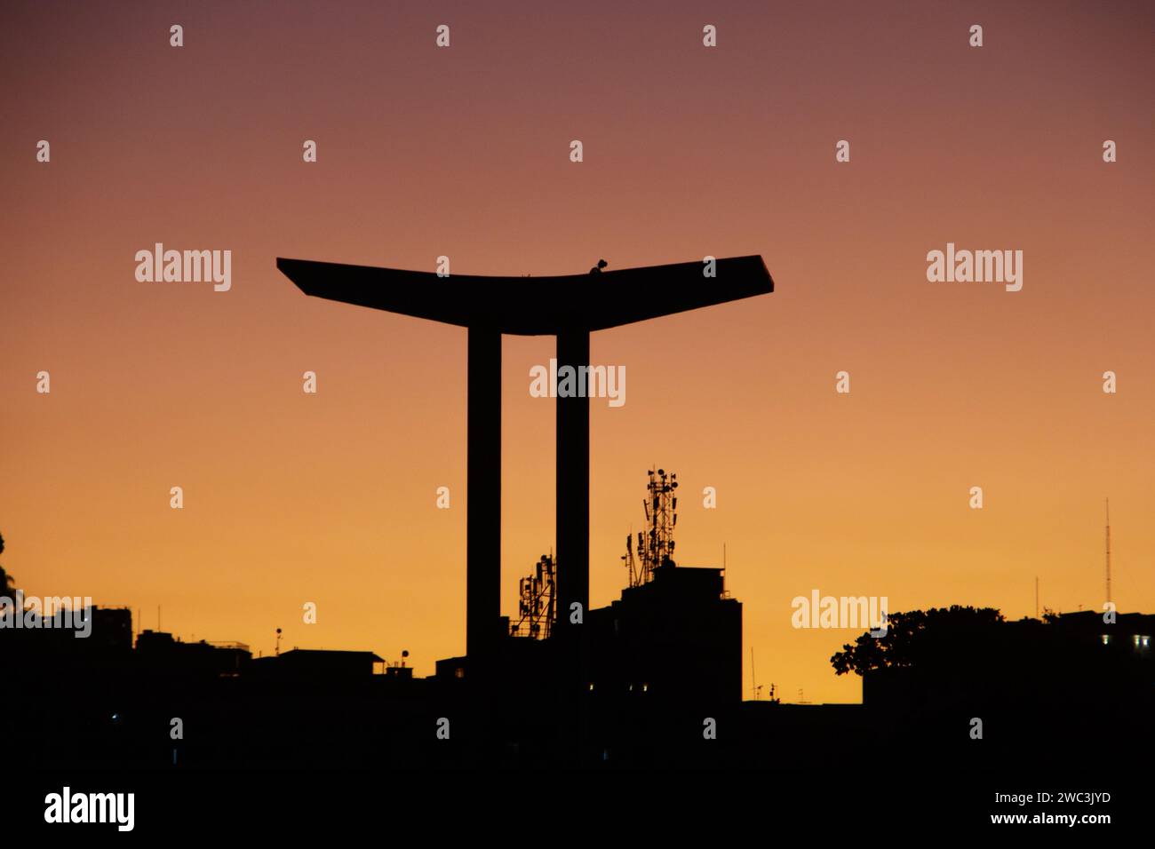 silhouette of the Pracinhas monuments in Rio de Janeiro, Brazil - April 23, 2023: silhouette of the Pracinhas monument on a beautiful sunset in Rio de Stock Photo