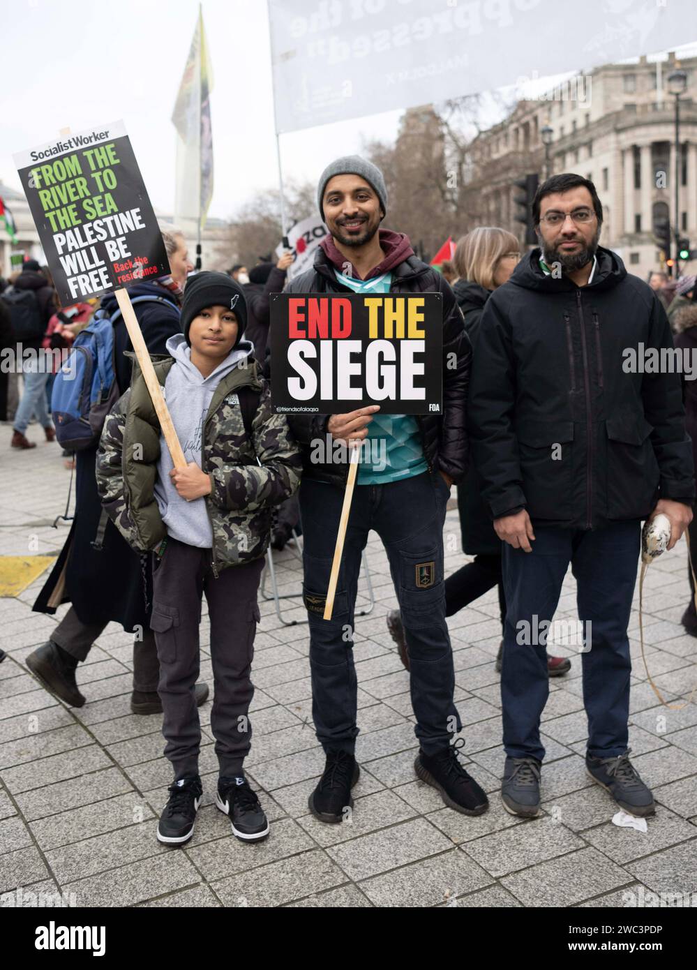 London U K 13th Jan 2024 A Muslim Family Standing In Solidarity For   London Uk 13th Jan 2024 A Muslim Family Standing In Solidarity For The Freedom Of Palestine At Trafalgar Square Credit Image Hoss Mcbainzuma Press Wire Editorial Usage Only! Not For Commercial Usage! 2WC3PDP 