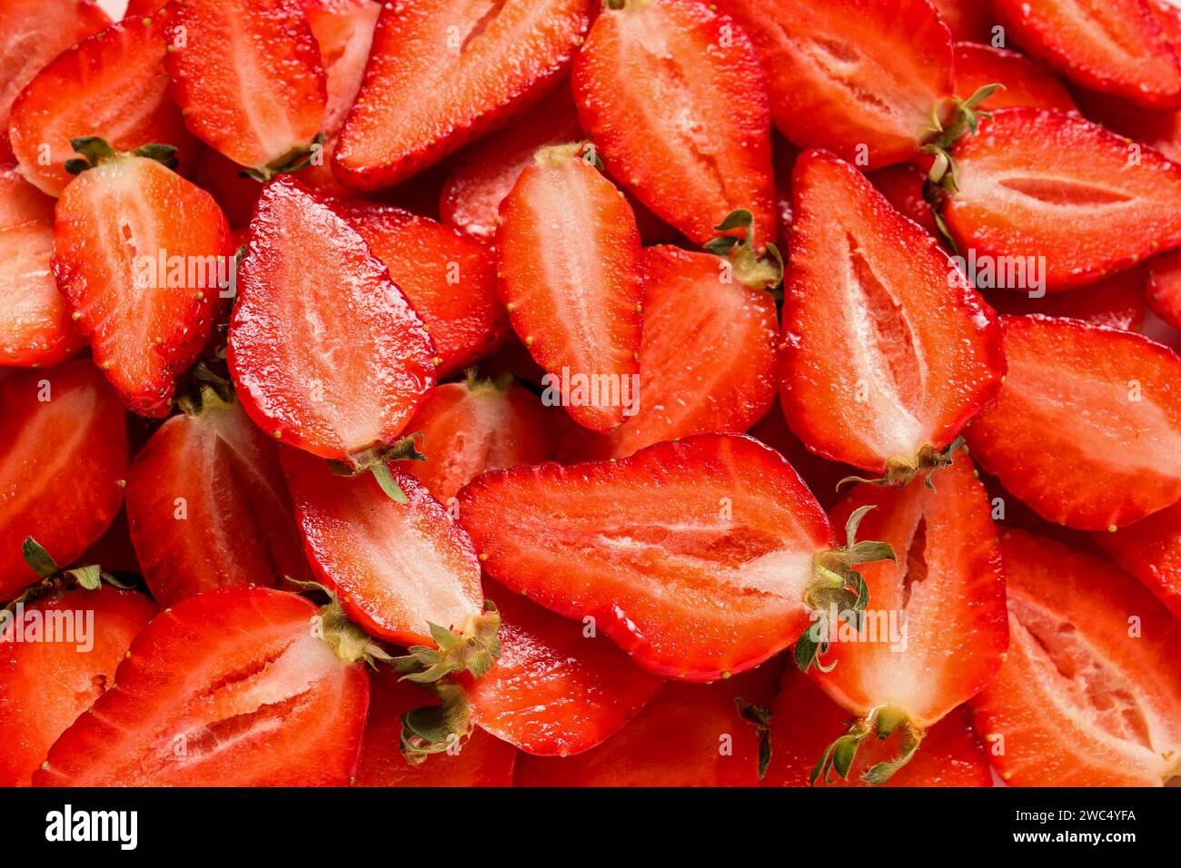 Texture of sliced fresh strawberries Stock Photo - Alamy