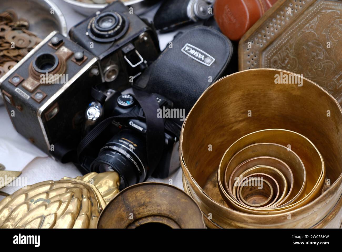 22 December 2023, Pune, Indian Street vendors sell old antique items on