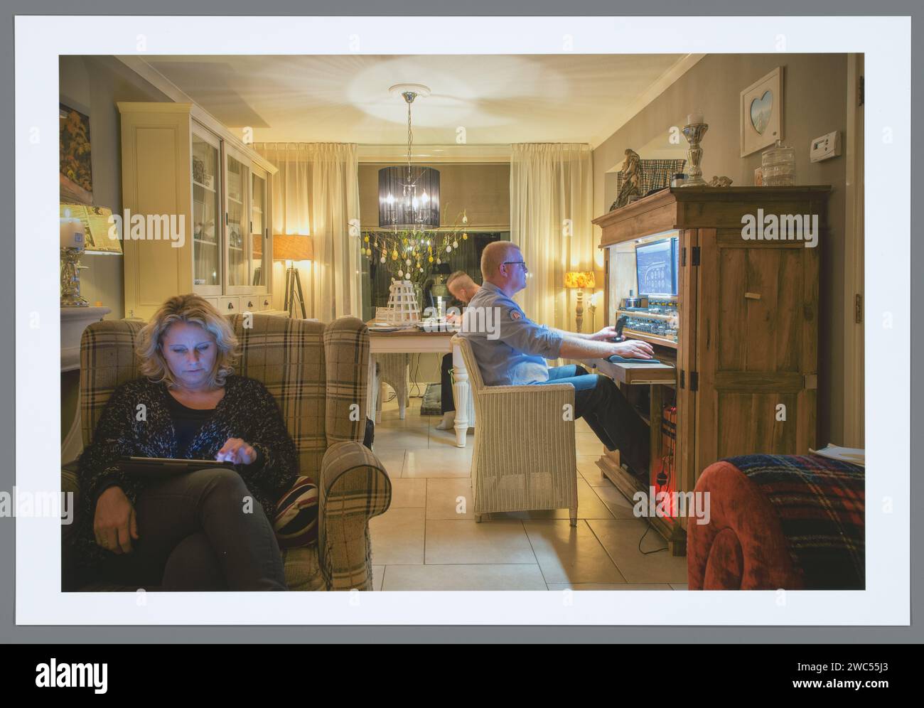 Jan (45), Gerrit Meerman, 2015 - 2017 photograph There is a ridiculous power of software here". Jan was fascinated at the age of twelve by the "flying" on the Atari computer (with floppy disk) of his father. Over the years he has collected all the equipment at home to fly even better. It took him four days to get the required software on his water -cooled quad core computer installed. His wife likes it all, but under one condition: that everything remains invisibly stored in a cupboard. After eating night after night on his flight simulator, Jan achieved what he wanted: he has obtained his fli Stock Photo
