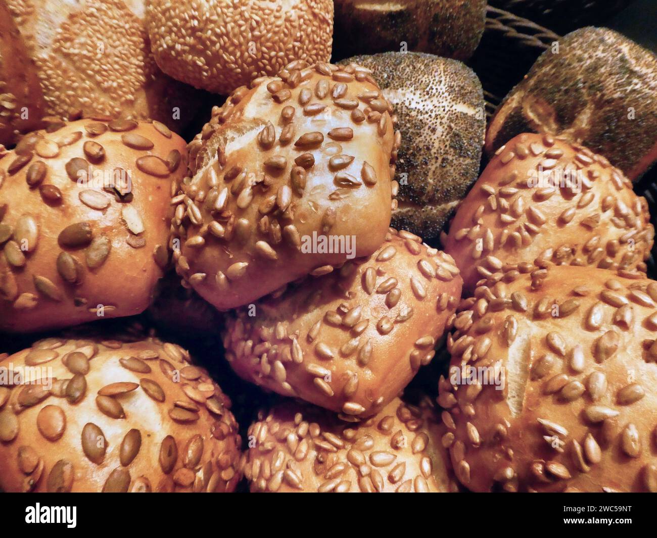 Broetchen, Gebaeck und Brot in einer Baeckerei-Auslage Backwaren in ...