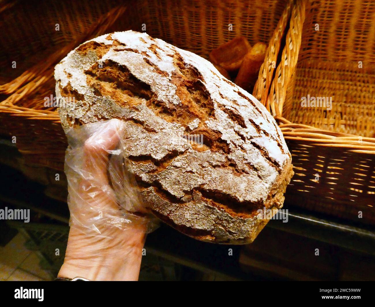 Broetchen, Gebaeck und Brot in einer Baeckerei-Auslage Backwaren in ...