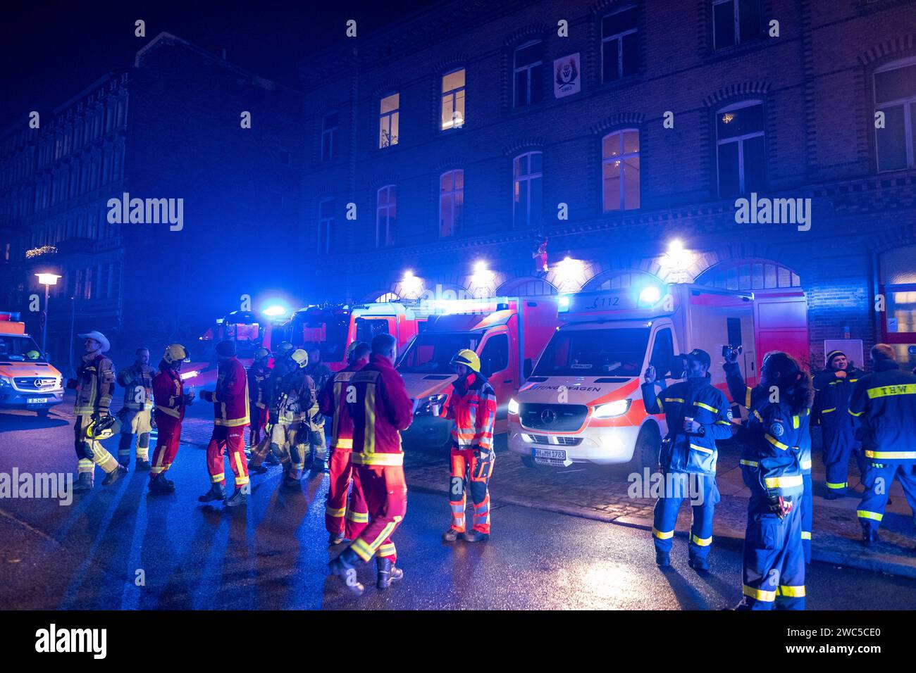 Traditionell begrüßt die Berliner Feuerwehr, wie hier auf der