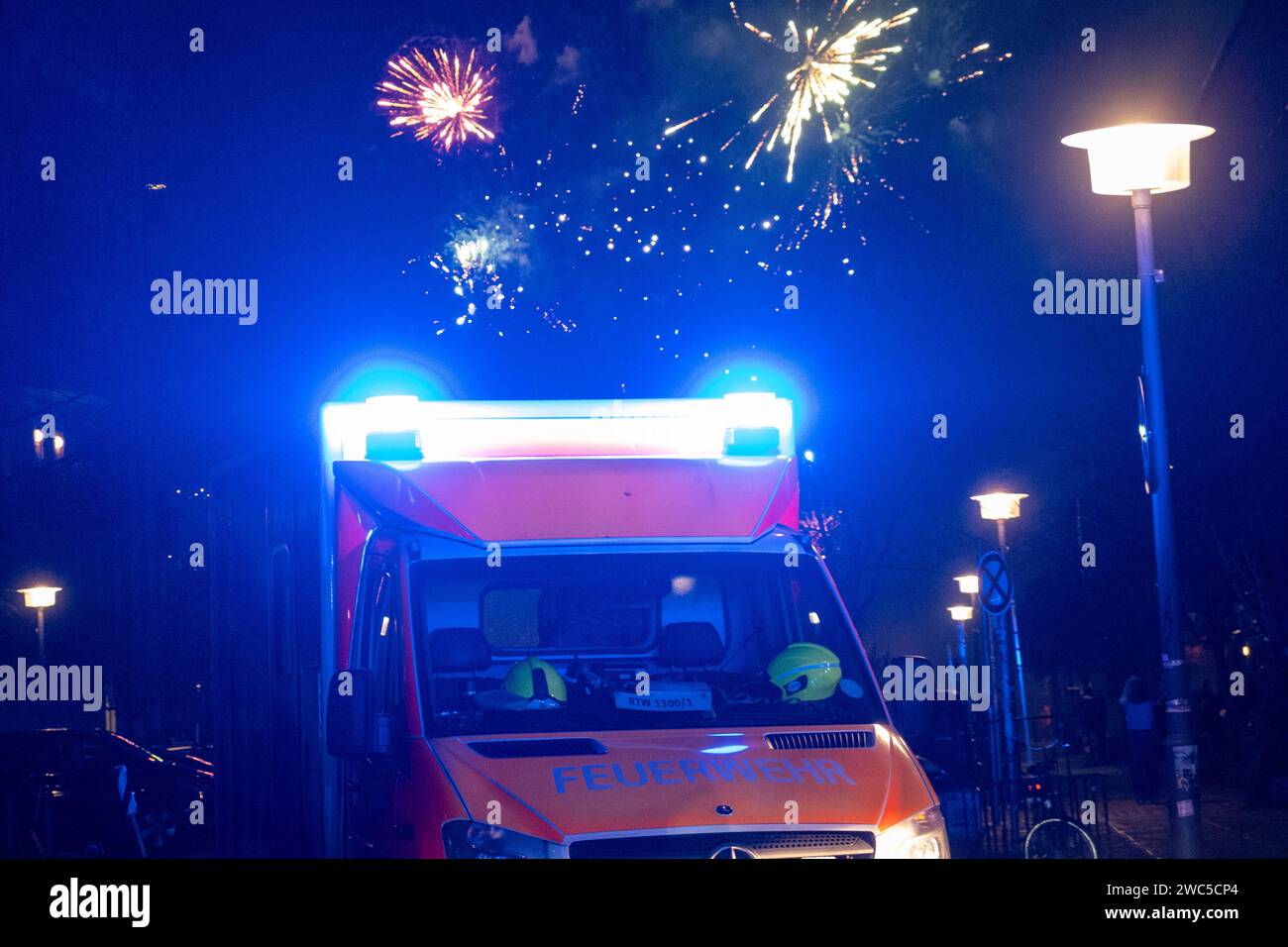 Traditionell begrüßt die Berliner Feuerwehr, wie hier auf der