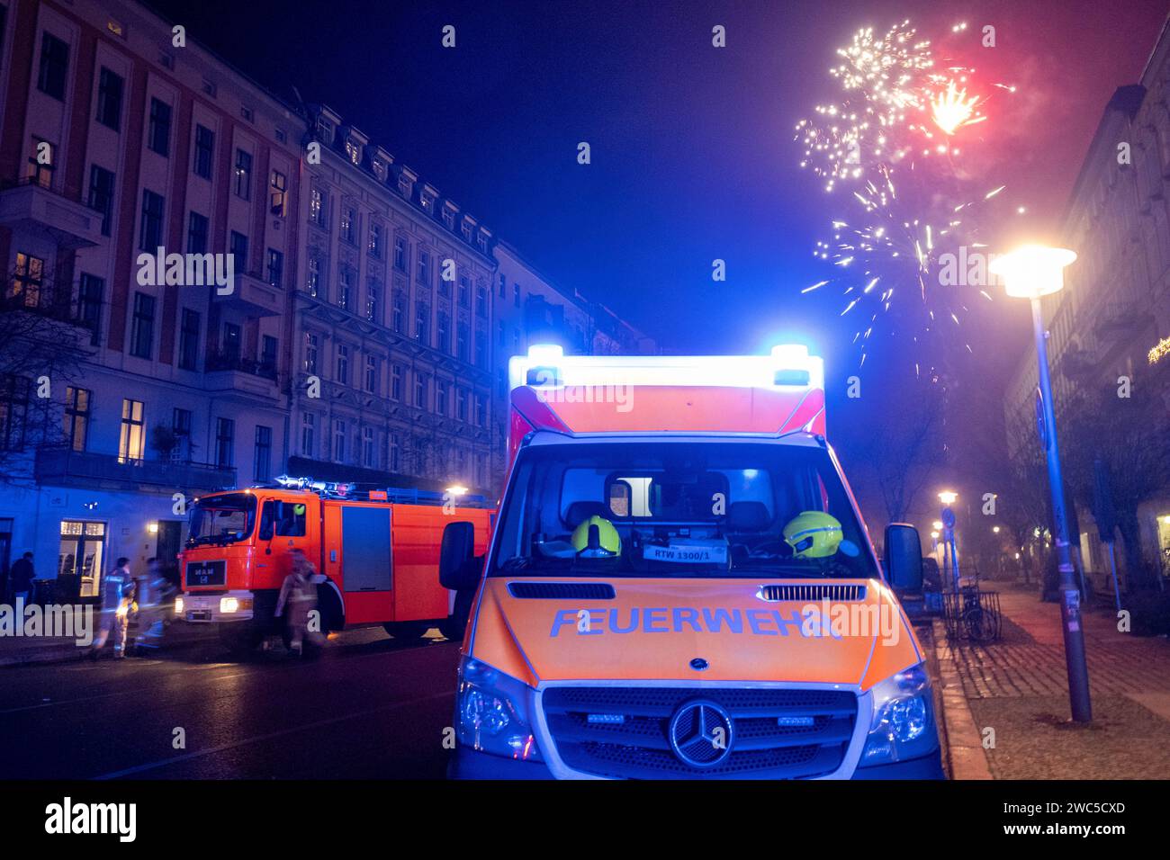 Traditionell begrüßt die Berliner Feuerwehr, wie hier auf der