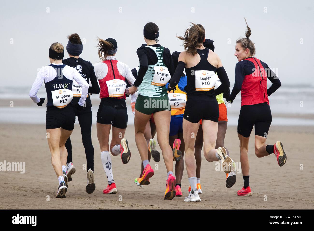 EGMOND AAN ZEE The leading group among the women on the beach during the NN Egmond Half