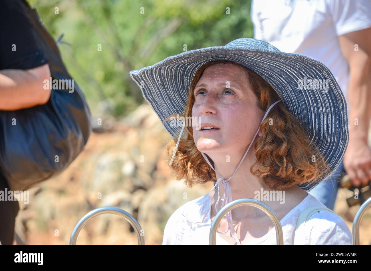 Međugorje: Catholic pilgrim pray at a holy place. Pilgrims in Medjugorje. Statue of Virgin Mary. Stock Photo