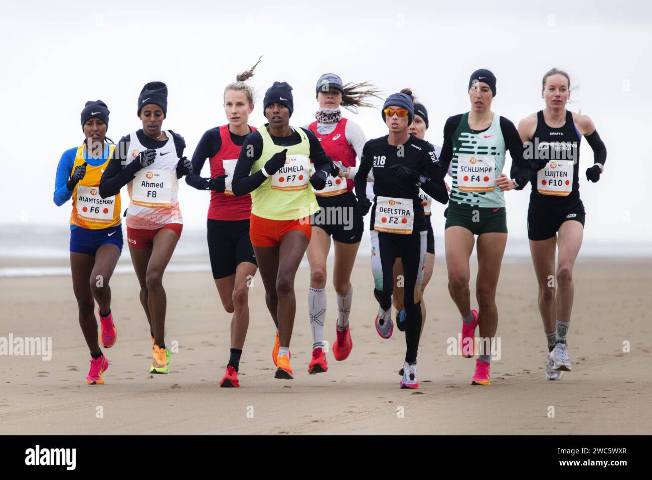 EGMOND AAN ZEE The leading group among the women on the beach during the NN Egmond Half