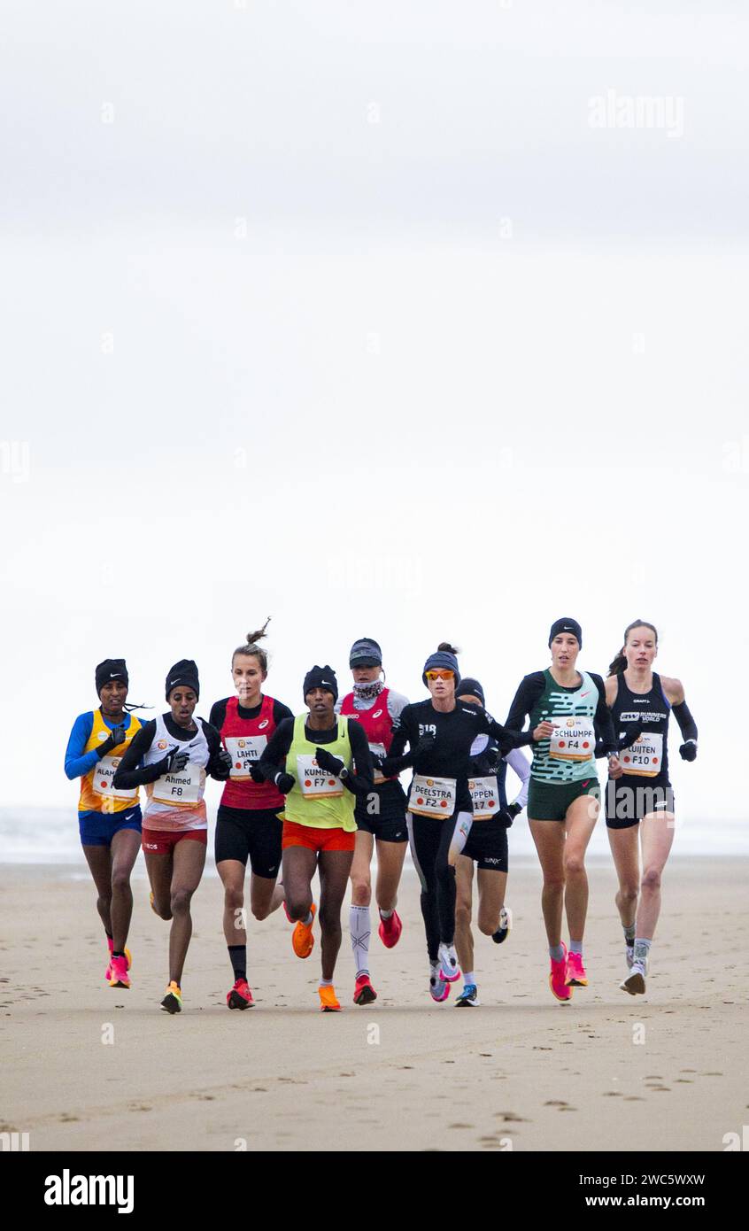 EGMOND AAN ZEE The leading group among the women on the beach during the NN Egmond Half