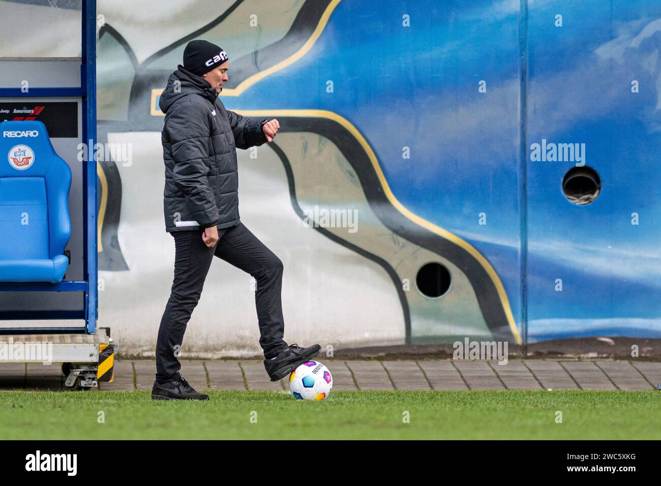 Rostock, Deutschland 14. Januar 2024: Testspiel - 2023/2024 - FC Hansa Rostock vs. VfB Lübeck Im Bild: Trainer Florian Schnorrenberg (VfB Lübeck) schaut auf die Uhr Stock Photo