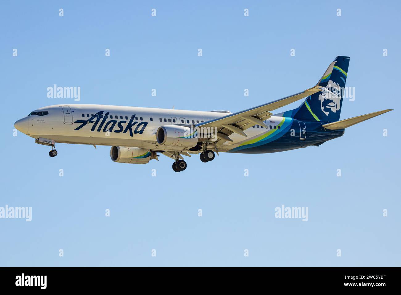 N528AS Alaska Airlines Boeing 737-890 landing at Palm Springs (PSP/KPSP) Stock Photo